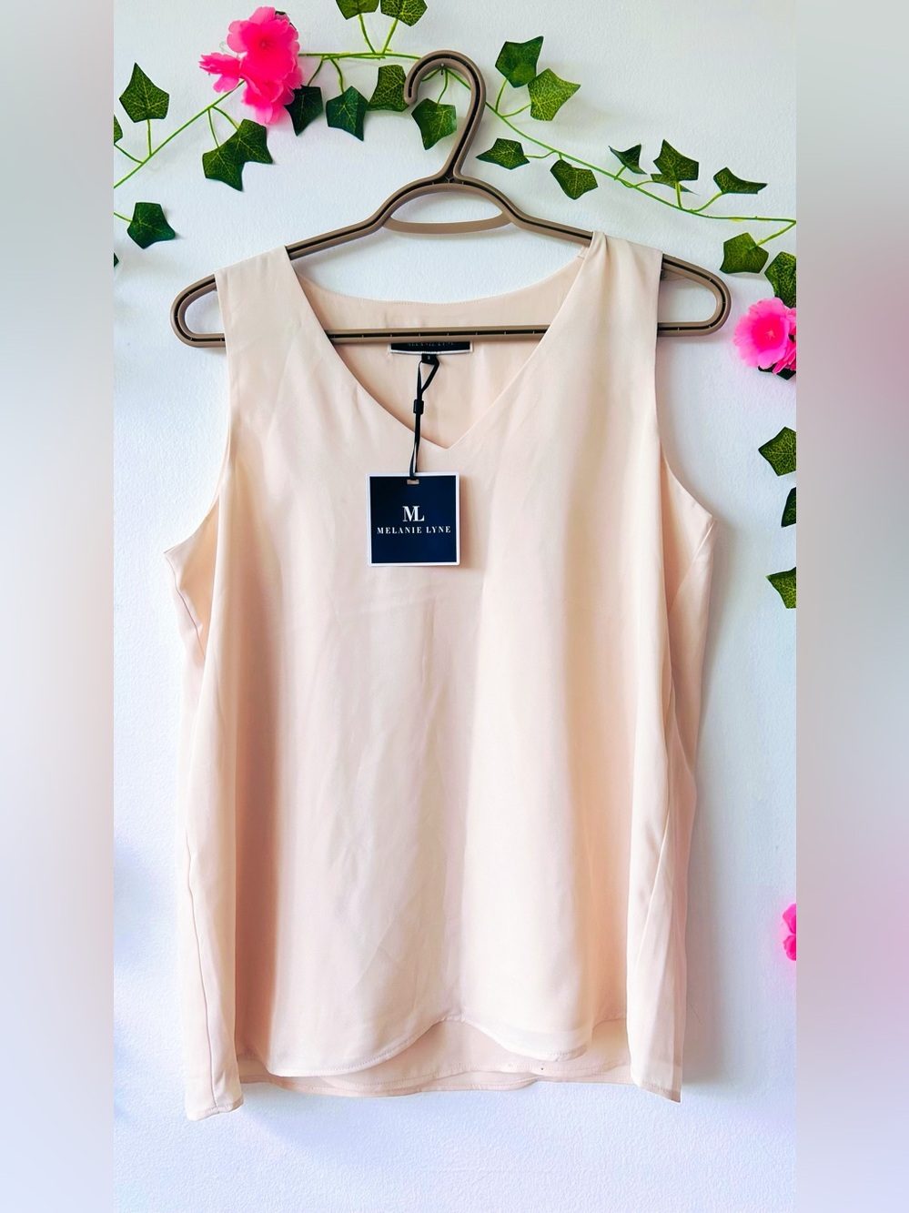 Melanie Lyne Sleeveless V-Neck Blouse β Cream size 2